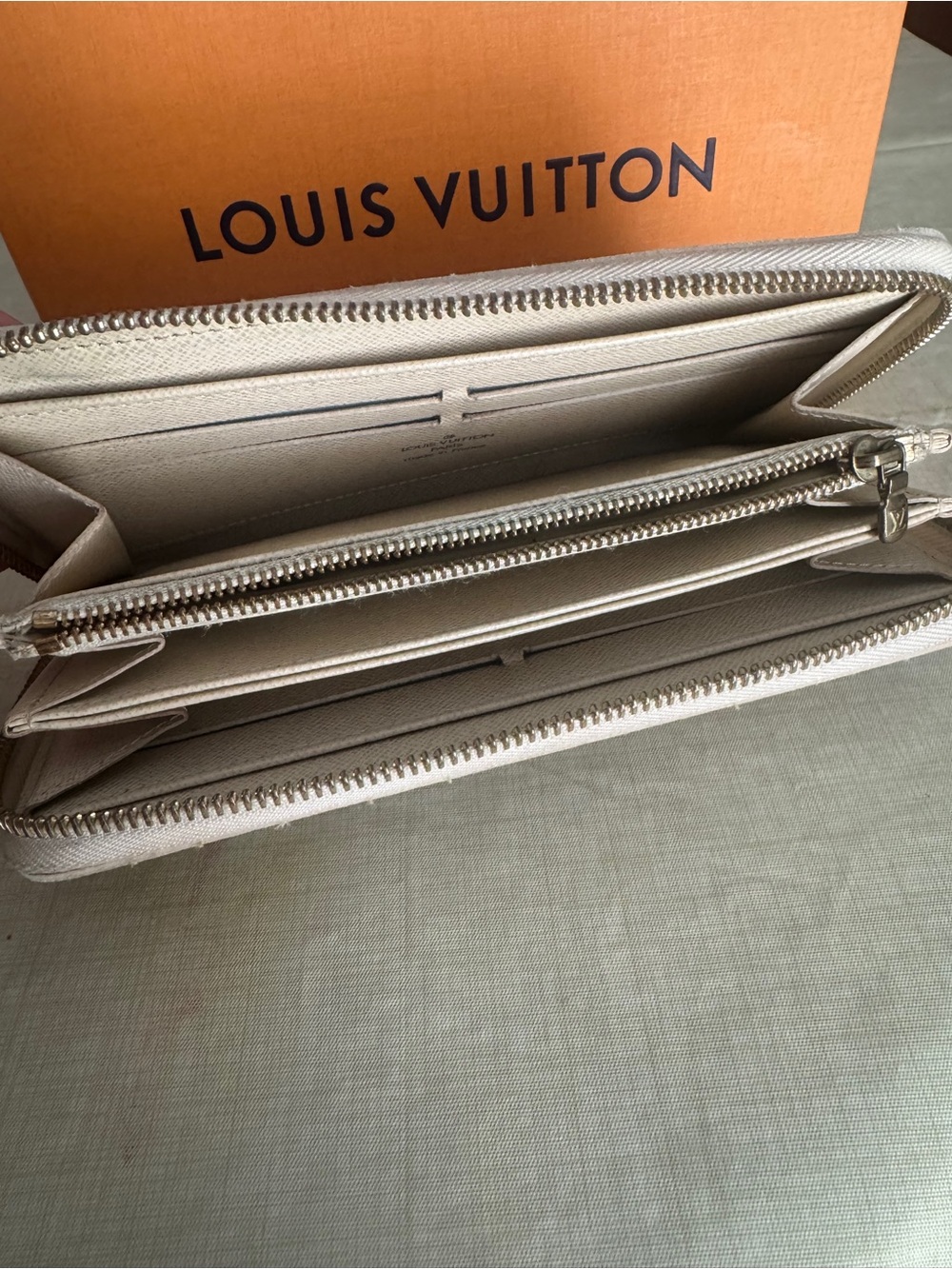 Louis Vuitton Damier Azur Zip Around Wallet in Cream - Picture 8 of 9